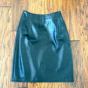 Accente leather skirt. Size 2. 22 inch waist gorgeous leather